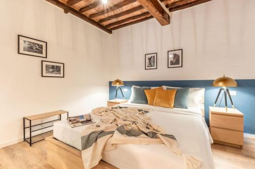 1 dormitorio con 1 cama grande y pared azul en Horse Apartment nel centro di Siena, en Siena