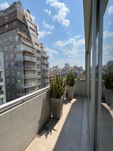 un balcón con macetas en un edificio en Departamento de Lujo Belgrano 7A en Buenos Aires