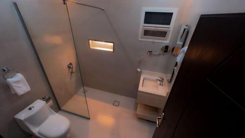 Un baño con ducha, inodoro y lavabo. en شقق البندقية للوحدات الفندقية ALBUNDUQI HOTEl, en Riad