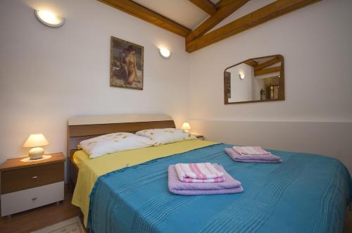 a bedroom with a bed with two towels on it at Mon Perin Castrum - Apartment Ivan in Bale