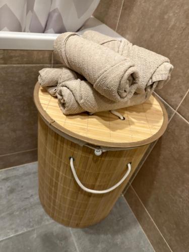 a round table with towels on top of it in a bathroom at New Ozas flat in Vilnius