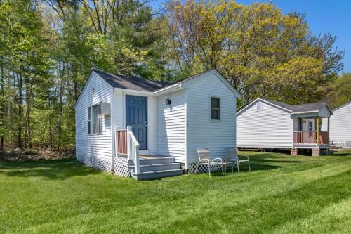 una casa pequeña con porche y patio en Anchor Inn and Cottages Wells-Ogunquit, en Wells