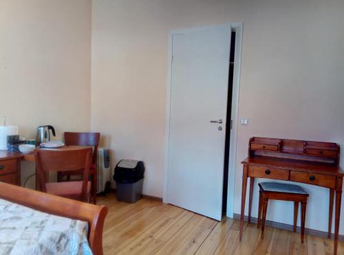 een slaapkamer met een bed, een bureau en een deur bij TäheMaja3 in Viljandi