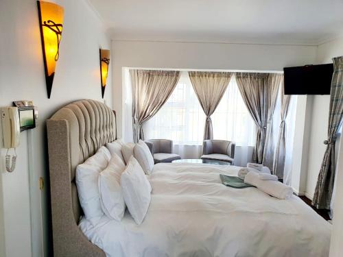 Postel nebo postele na pokoji v ubytování La Grace Executive Guesthouse