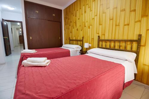 Postel nebo postele na pokoji v ubytování Hotel Virgen de los Reyes