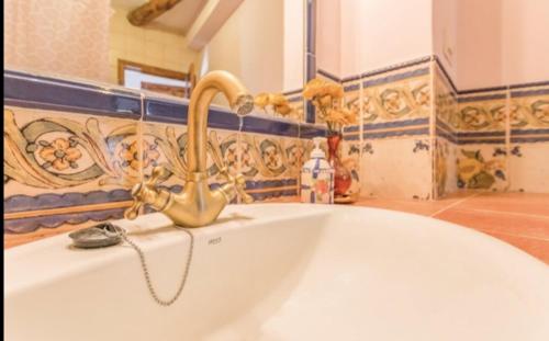 uma casa de banho com banheira e torneira em Casa El Limon em Gaucín