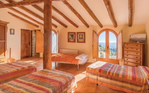 um quarto com 2 camas e uma cómoda num quarto em Casa El Limon em Gaucín
