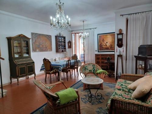 - un salon avec une table et une salle à manger dans l'établissement Casa vancanza Sciamandola, à Levanto