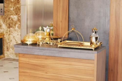 a counter with a tray of gold items on it at فندق المربع السابع Seventh Square Hotel in Makkah