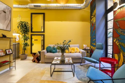 a living room with a couch and chairs at Amazinn Places EVIapartments in Valencia