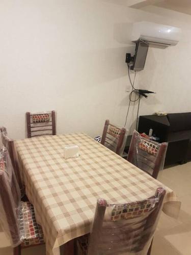 a dining room with a table and chairs and a television at Descanso, Tranquilidad y Aventura en Acapulco in La Sabana