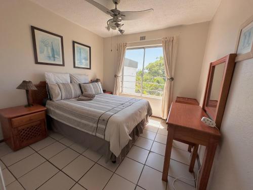 - une chambre avec un grand lit et une fenêtre dans l'établissement Laguna La Crete 216, Beach Front Holiday Apartment, à Margate