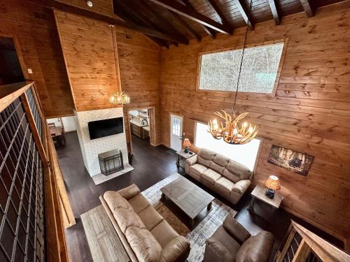 an overhead view of a living room in a cabin at Creekfront Lodge: Brand new! in Pigeon Forge