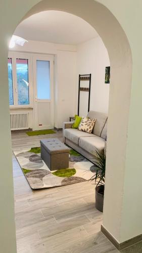 a living room with a couch and a table at La casa nel verde con piscina in Polverara