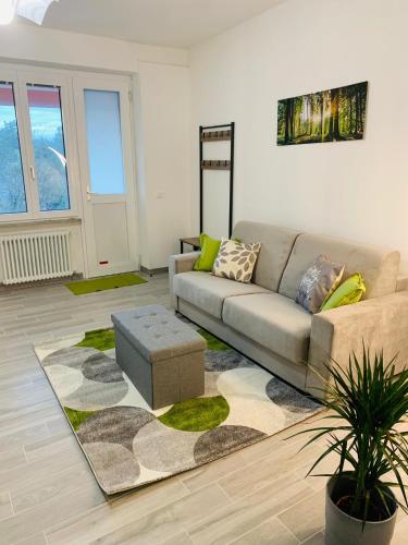 a living room with a couch and a rug at La casa nel verde con piscina in Polverara