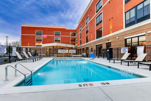 une piscine en face d'un bâtiment dans l'établissement SpringHill Suites by Marriott Cheraw, à Cheraw