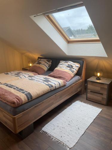a bedroom with a bed and a window at Ferienwohnung Fam. Albert in Heuchelheim-Klingen