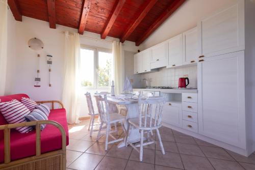 Cucina o angolo cottura di Residence SardegnaSummer Li Cuppulati