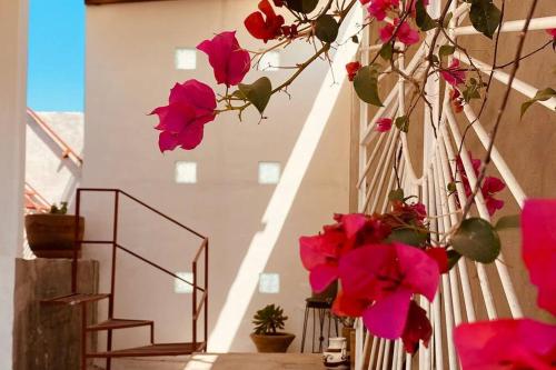 un ramo de flores rosas en una escalera en Casita cerca de T1 y T2 del aeropuerto y Foro Sol, en Ciudad de México