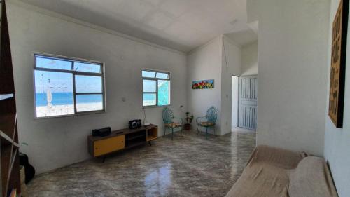 sala de estar con escritorio y ventana en Terraço Ribeira Casa p Temporada en Salvador