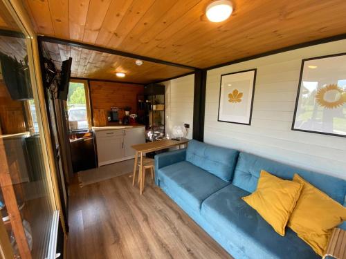 a living room with a blue couch in a tiny house at Printsu resdents in Eametsa