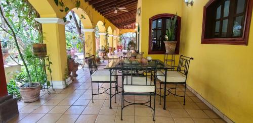 La Quinta en Alamos في ألاموس: غرفة طعام مع طاولة وكراسي في مبنى