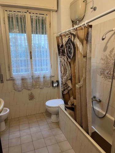 La salle de bains est pourvue d'une douche et de toilettes. dans l'établissement Appartamento La conchiglia, à Lido di Camaiore