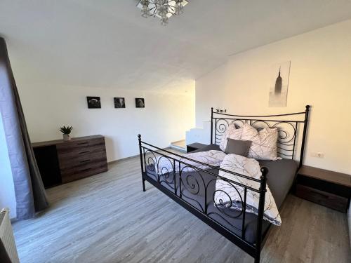 1 dormitorio con cama negra y vestidor en Gruberhof en Pill
