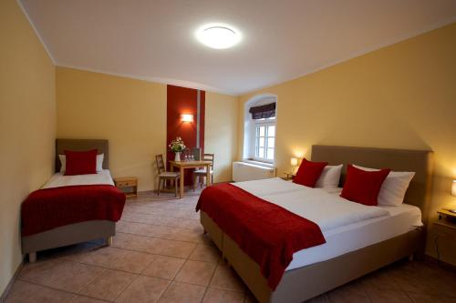 um quarto de hotel com duas camas e uma mesa em Hotel Obermühle em Görlitz