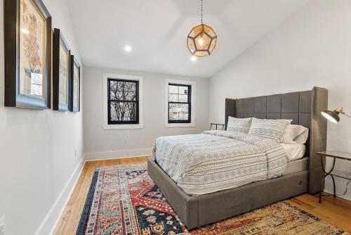 ein Schlafzimmer mit einem Bett und einem Teppich in der Unterkunft Designer 3 BR Townhome with Beautiful Backyard in Philadelphia