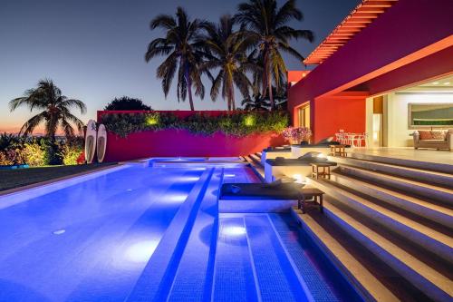 Πισίνα στο ή κοντά στο Stunning 7Bd Beachfront Villa Fully Staffed with access to St Regis 4 Seasons & More