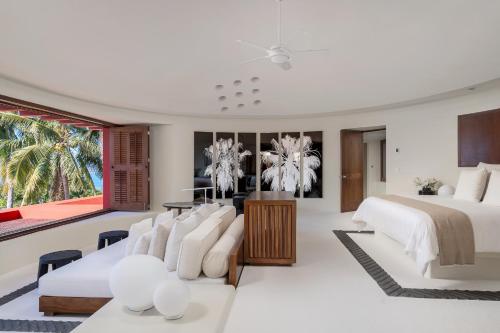 Ένα ή περισσότερα κρεβάτια σε δωμάτιο στο Stunning 7Bd Beachfront Villa Fully Staffed with access to St Regis 4 Seasons & More