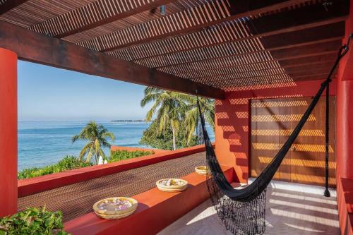 Μπαλκόνι ή βεράντα στο Stunning 7Bd Beachfront Villa Fully Staffed with access to St Regis 4 Seasons & More