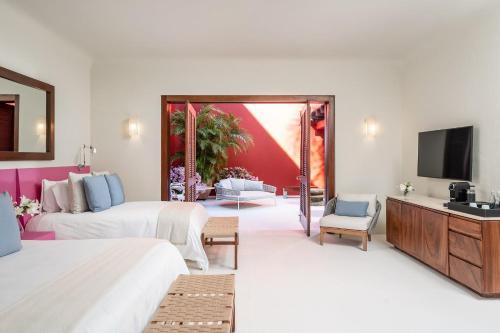 Ένα ή περισσότερα κρεβάτια σε δωμάτιο στο Stunning 7Bd Beachfront Villa Fully Staffed with access to St Regis 4 Seasons & More