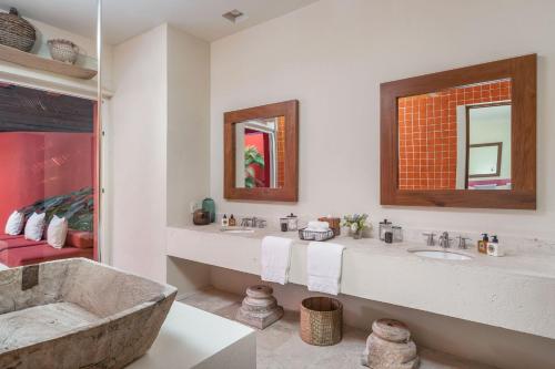 Ένα μπάνιο στο Stunning 7Bd Beachfront Villa Fully Staffed with access to St Regis 4 Seasons & More
