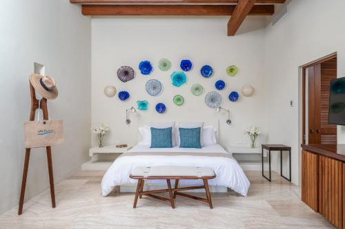 Ένα ή περισσότερα κρεβάτια σε δωμάτιο στο Stunning 7Bd Beachfront Villa Fully Staffed with access to St Regis 4 Seasons & More