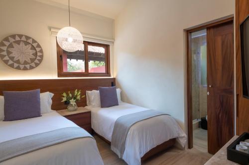 Ένα ή περισσότερα κρεβάτια σε δωμάτιο στο Stunning 7Bd Beachfront Villa Fully Staffed with access to St Regis 4 Seasons & More