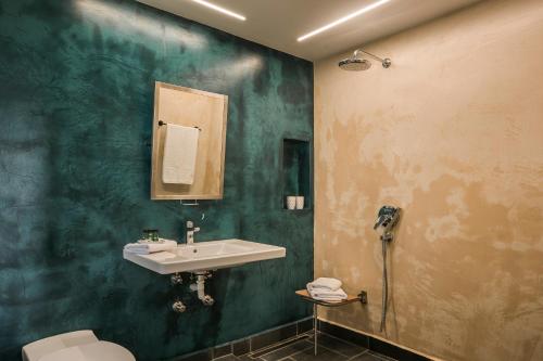 y baño con lavabo y aseo. en FRG Villas - Villa Cantare, en Cefalonia