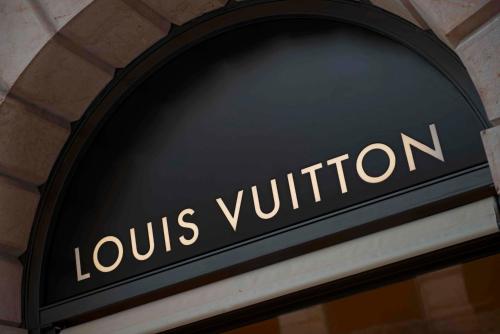 um sinal para uma loja Louis Vuitton em Appartement de prestige – rue des Arts em Toulouse