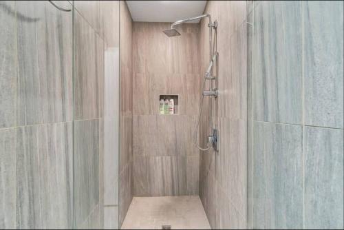 y baño con ducha y cortina de ducha. en 30 S 7th St Unit 3 LUXURIOUS Million Dollar Condo Elevator Parking Location, en Filadelfia