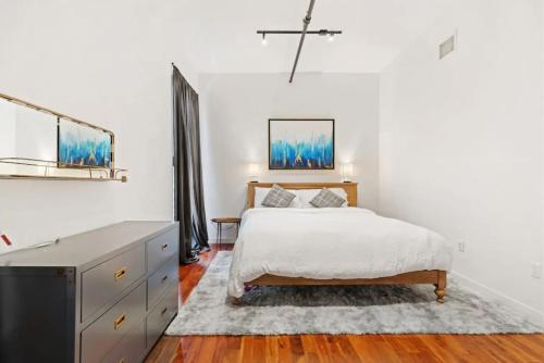 - une chambre avec un lit et une commode dans l'établissement Luxurious Condo, Amazing Location, à Philadelphie