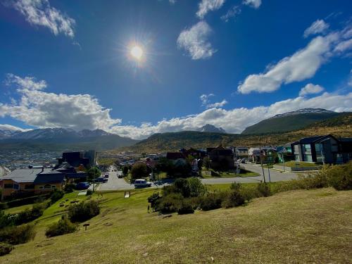 widok na miasto z górami w tle w obiekcie Departamento Monte Olivia w mieście Ushuaia