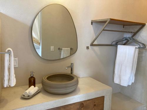 La salle de bains est pourvue de toilettes sur un comptoir avec un miroir. dans l'établissement The Mantarraya Outpost, à La Paz