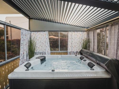 un jacuzzi en medio de un patio en Apartments Mavel, en Umag