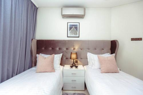 due letti uno accanto all'altro in una camera da letto di Cozy 2-bedroom apartment in Gueliz, Marrakech a Marrakech