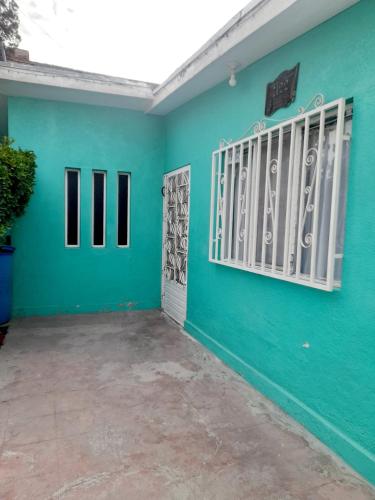 uma casa azul com uma parede azul e uma janela em Casa de hospedaje em Ciudad Juárez