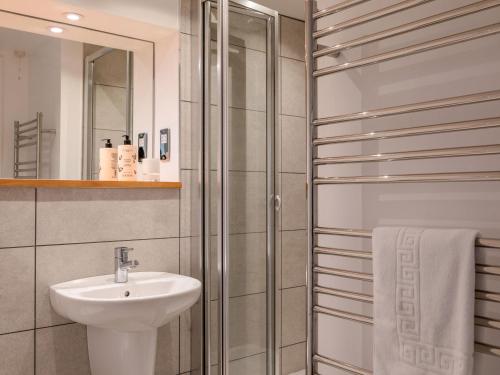 bagno con lavandino e doccia in vetro di 10 Oceans Edge a Kingsbridge