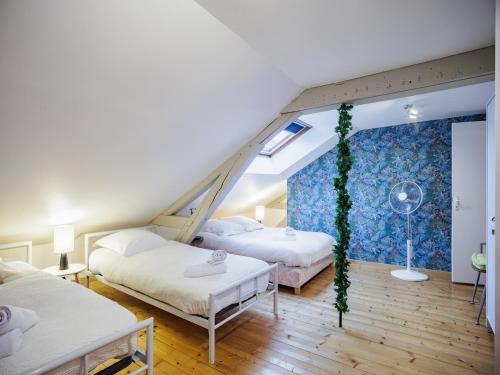 - une chambre avec 2 lits et un mur bleu dans l'établissement Le Cézanne - Jardin - Parking - Babyfoot - Centre-ville, à Troyes