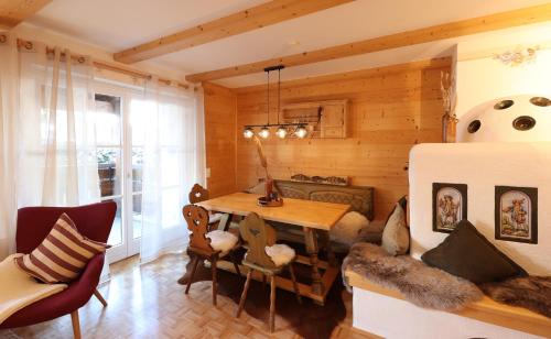 ein Esszimmer mit einem Tisch und Stühlen in der Unterkunft 'Chalet-Style' ruhige & zentrale 3-Raum-Suite direkt am Kurpark in Oberstdorf