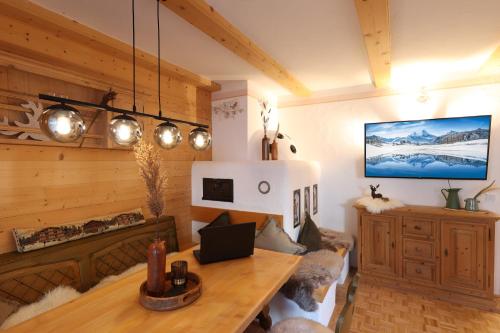 a living room with a table and a laptop on it at 'Chalet-Style' ruhige & zentrale 3-Raum-Suite direkt am Kurpark in Oberstdorf